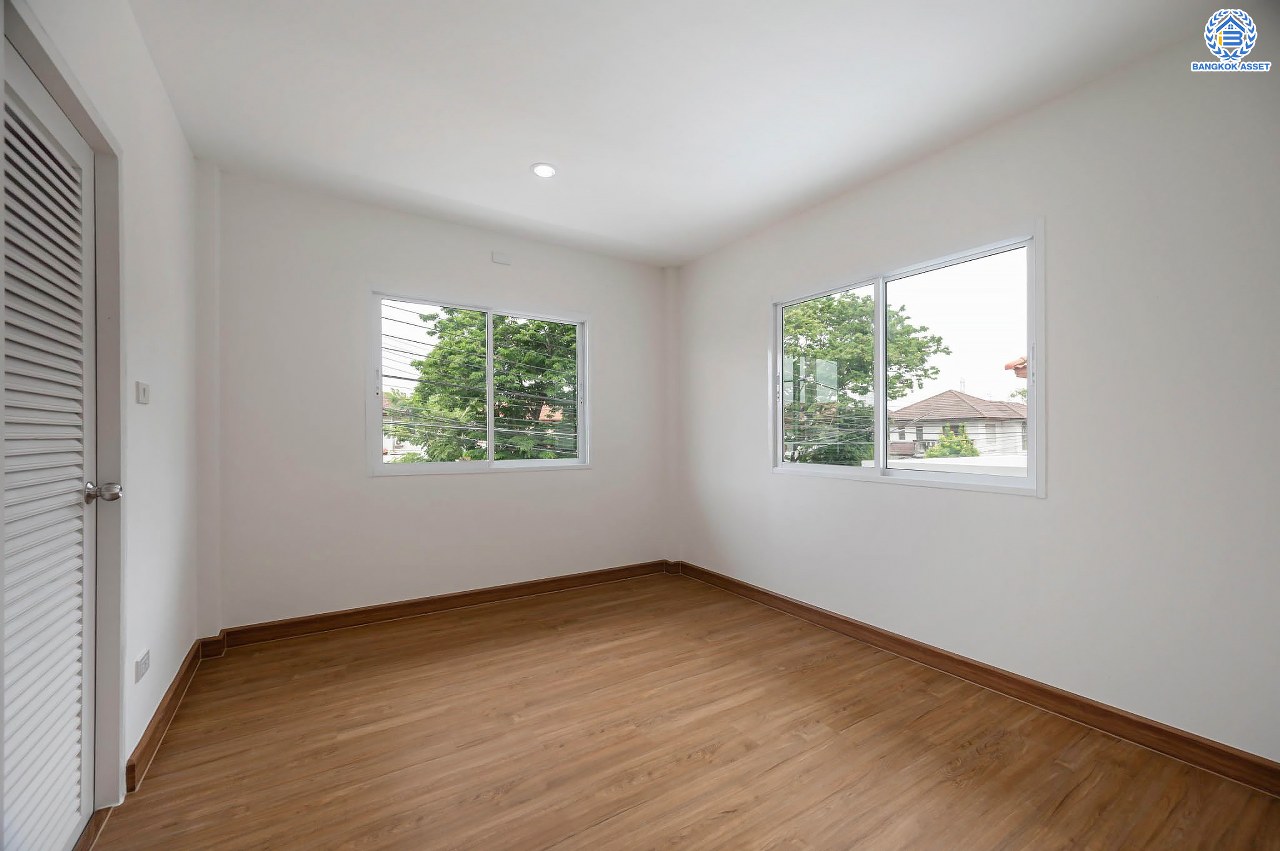 บ้านมือสองตกแต่งใหม่ โครงการ บ้านณัฐนันท์2 ดอนเมือง บ้านเดี่ยว หลังมุม  เนื้อที่ 56.9 ตร.ว. ฟังก์ชัน 3 ห้องนอน 3 ห้องน้ำ จอดรถได้ 1 คัน บนทำเลดีที่สุด ใกล้สนามบินดอนเมือง ทางด่วน "ศรีสมาน" และรถไฟฟ้าสายสีแดง "สถานีดอนเมือง"